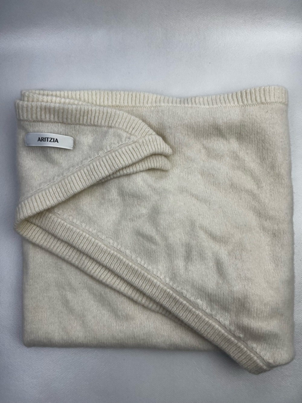 Aritzia 100% Cashmere Key Triangle Knit Scarf with Fringed Edge - Picture 7 of 10